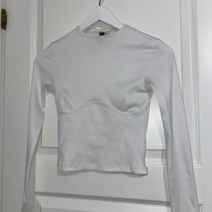 Långärmad ifrån HM - En långärmad tröja med snygg detalj vid bysten i strl XS✨