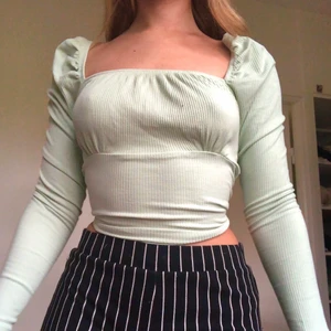 Ribbad topp  - Ribbad topp från Gina Tricot i storlek 36, i nyskick! 