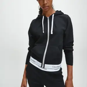 Calvin Klein zip tröja, endast testad! Nypris 900kr, mitt pris: 700kr! Storlek S. Köparen står för frakten
