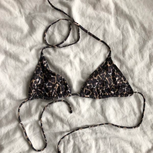 Leopardmönstrad bikiniöverdel - Bikiniöverdel från NA-KD, ej vadderad! Använd fåtal gånger! Frakt 20kr