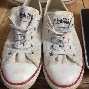 Converse vita låga - Hej🥰 säljer vita låga converse. 