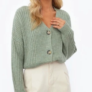 Stickad kofta  - Stickad kofta nu till hösten🤎