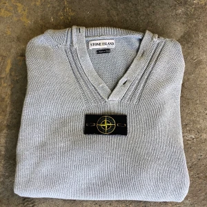 Vintage Stone Island sweater - Vintage Stone Island 1/4 button sweater från SS01 (19 år gammal) strl: XL. Condition 7/10 (saknar 2 knappar men 1 extra följer med)