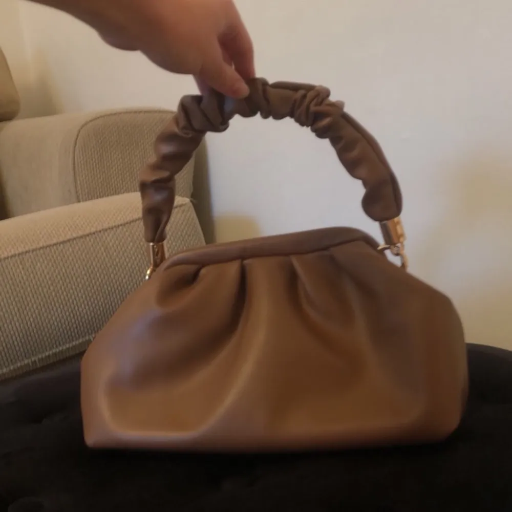 Jätte söt brun väska! Perfekt storlek! Medföljer ett axelremsband till väskan!  Buda i kommentarerna! 🥰! . Väskor.