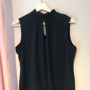 Topp från STOCKHOLM - Fin, knappt använd topp. Mörkblå