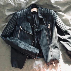 Chiquelle jacka  - Endast använd ett fåtal gånger. Storlek 38✨köpare står för frakt 