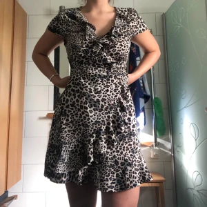 Klänning - Superfin klänning från bohoo i leopard mönster. Säljer på grund av att den är för stor, frakt ingår. Dragkedja på sidan.