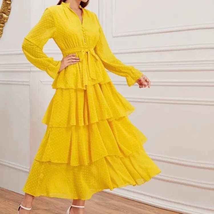 Säljer denna superfina gula klänning med volanger från shein då den ej kommer till användning. Helt ny och oanvänd, endast testad för bild. Nypris 350kr. Storlek S. Klänningar.