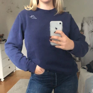 Kappa tröja  - Mörk blå kappa tröja! Står att de är en large men sitter som mer som en XS/S (Frakt ingår)