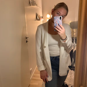 Blazer - Jättefin vit blazer från Zara, köpte den på sellpy för någon månad sedan och har för mig att den var i nyskick redan då och jag har aldrig använt den😇 kund står för frakt