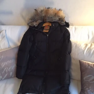 Parajumper XXS long bear - Long bear Parajumper svart. Inköpt från Johnells. Nypris 10 000kr mitt pris 4700kr. Använd i 1 månad sen har den hängt i garderoben. Den är i super fint skick! Storlek XXS, passar en XS då dem är stora i storleken. 
