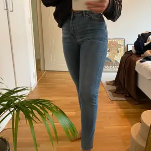 Tighta stretchiga jeans från weekday. Modell thursday. Strl W27 L30 men jag har klippt av dom så dom passar min längd på 160cm! Använda men i bra skick 