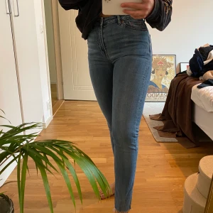 Thursday jeans från weekday  - Tighta stretchiga jeans från weekday. Modell thursday. Strl W27 L30 men jag har klippt av dom så dom passar min längd på 160cm! Använda men i bra skick 