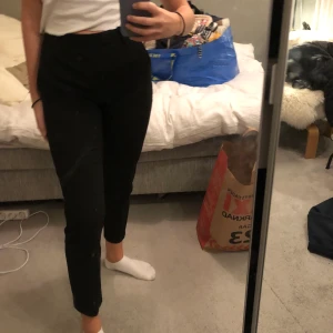 Kostymbyxor Uniqlo st S - Hej! Jag ska sälja dessa byxor från Uniqlo i st S. De passar även mig och brukar ha 34/36 i byxor! Skriv vid intresse. Högstbjudande får dem. Nästan aldrig använda, mycket bra kvalitet. ( är 170 cm )