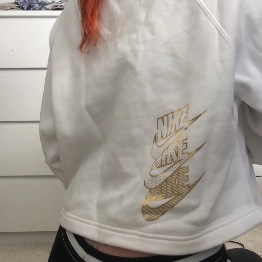 En oanvänd hoodie från Nike i stl S, aldrig använd, endast testad. Vit med gulddetaljer, nypris 549kr. Hoodies.