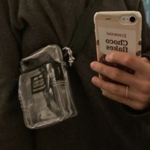 Genomskinlig Väska UO - En liten genomskinlig ~becknarväska~ från Urban outfiters i UK. Har använt den någon enstaka gång! Jag möts upp i Uppsala eller så betalar köparen för frakt 📦 