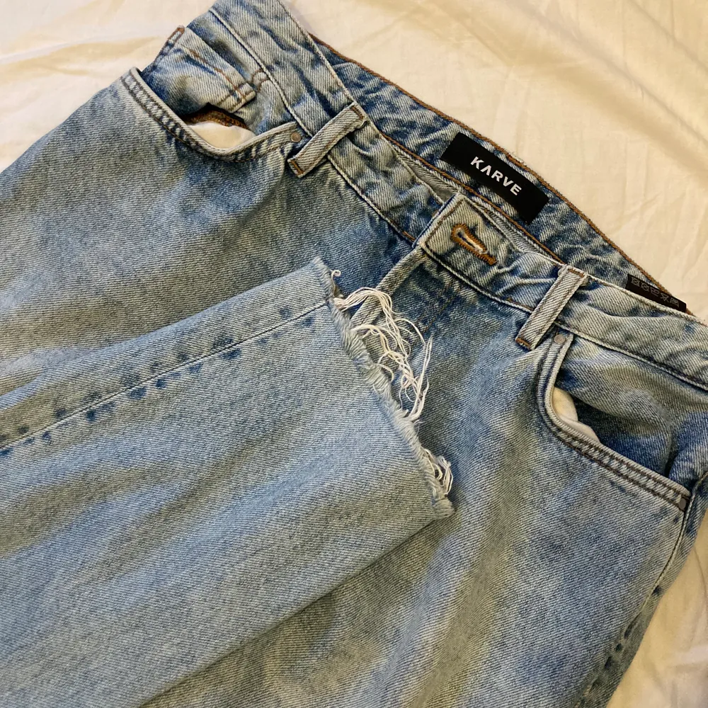 Stretchiga, croppade jeans från KARVE i storlek 26. Midjan är mellanhög! Jag kan mötas upp i Uppsala eller så betalar köparen för frakt 📦 🥰. Jeans & Byxor.
