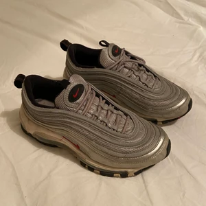 Nike Air Max 97 Silver Bullet Sneaker 36.5 - Ovanliga Nike Air Max Silver Bullets. Slutsålda. Välanvända men fint skick om de putsas upp lite - värt då de är svåra att få tag på! Buda i kommentarerna - bud höjs med 10kr. Köparen står för frakten 💘