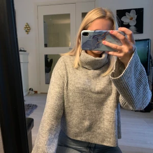 Stickad polo - Säljer nu denna jätte mysiga stickade polo tröjan som är perfekt nu till hösten, tröjan är köpt för kanske 3 år sen men är fofrande i ändå helt okej skick! Det är Storlek XS på denna tröja✨