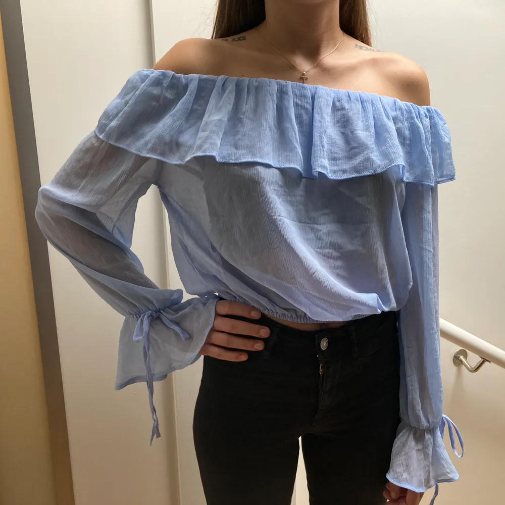 Ljusblå off shoulder blus med fina detaljer. Strl S från Bikbok. Aldrig använd, nyskick!🌼. Blusar.