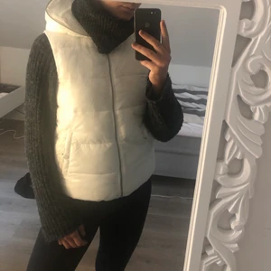 Väst - Vit väst. Strl 34. Varm och fluffig. Aldrig använd 