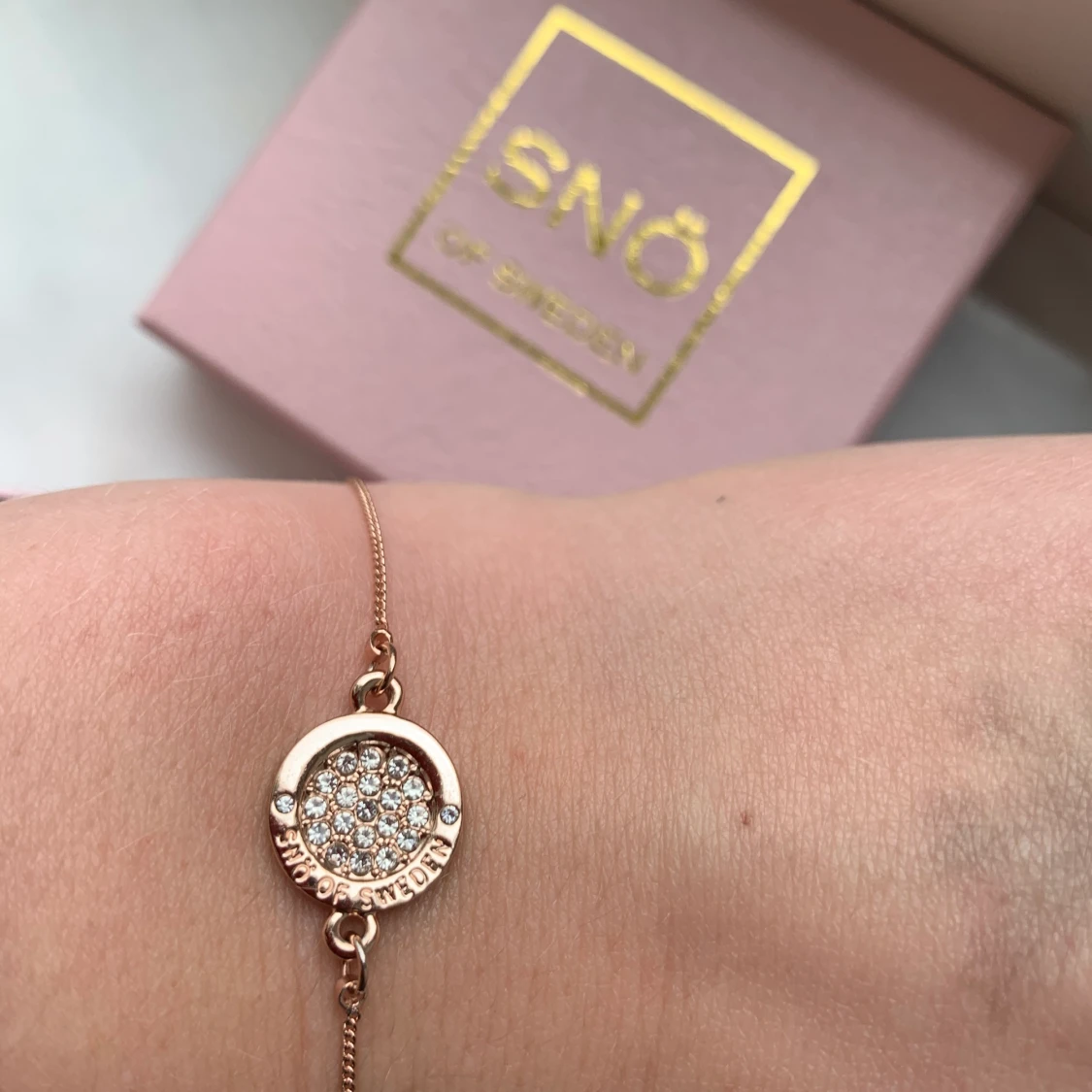 Rosé smycken från snö