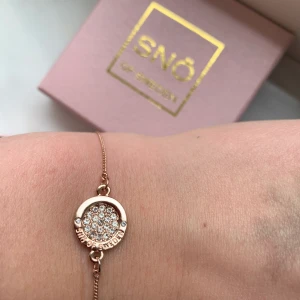 Rosé smycken från snö  - Ett rosé armband och örhängen från snö. Använd en gång därför super fint skick, köparen står för frakt 💕