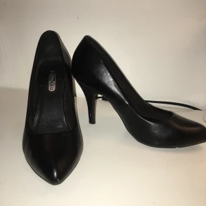 Klackskor  stl 36  - Svart läder, lite trasig på ena klacken men inget man ser 
