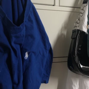 Tröja - Blå tröja ifrån Ralph Lauren, kan ej garantera om den är äkta eller ej. 💙