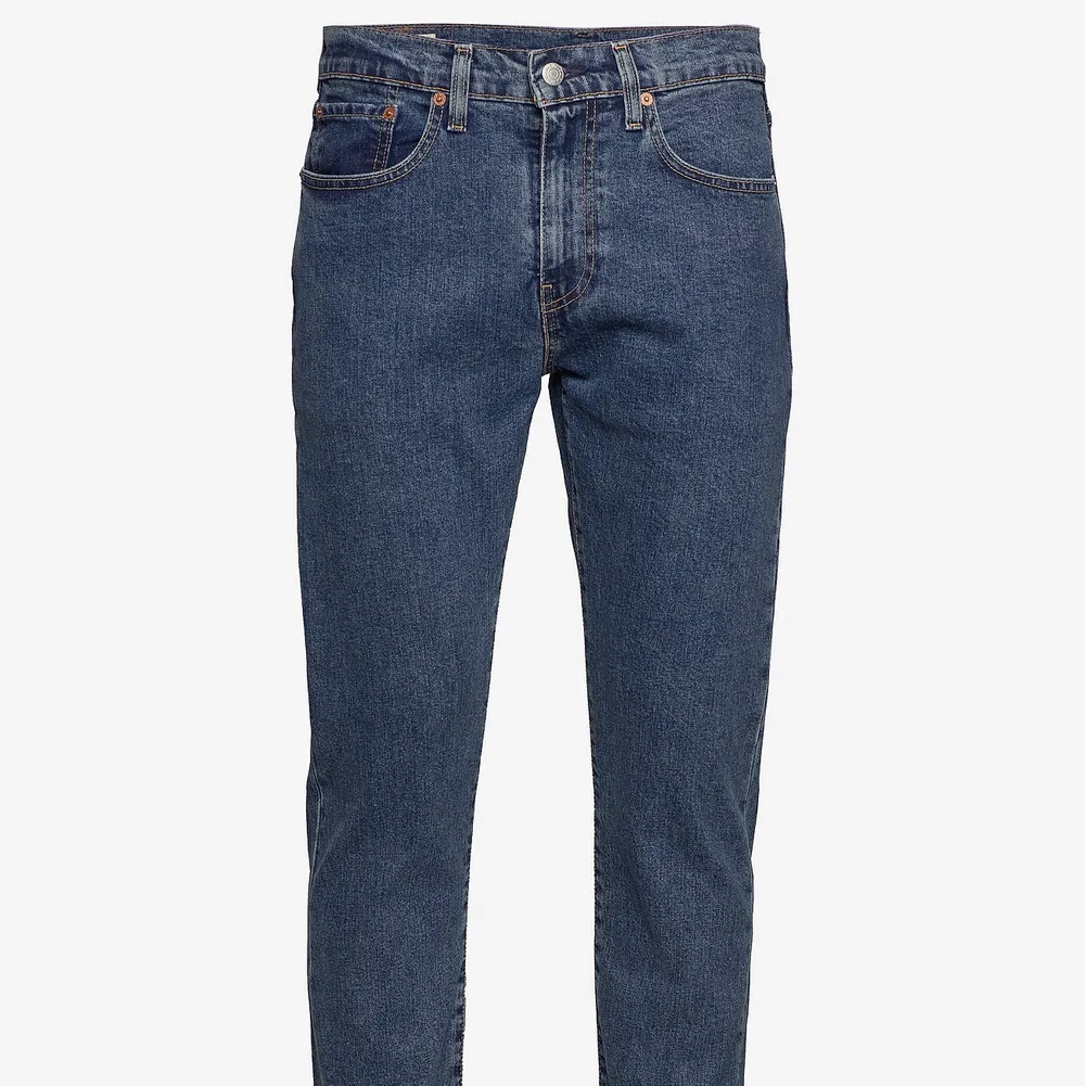 Levis Jeans 502 i bra skicka, utan spår av skador och knappt använda. OBS modellen på jeansen är en killmodel men fungerar för andra också (unisex). Jeans & Byxor.