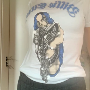 Billie ellish t-shirt - En billie ellish t-shirt i från hennes merch, tror inte den finns kvar! Väldigt mjukt material i storlek xs/s.Köptes för 300. Frakt:20kr. Buda i kmt, dm för fler bilder
