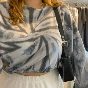 Tie dye sweatshirt  - Detta plagg är en ”tiedye” sweatshirt från hm i storlek S. Den är i mycket fint skick. Jag sätter startpriset på 40 kr. Frakten betalar man själv! Sista chansen att köpa denna tröja är idag, deadline för bästa bud är 17:00!