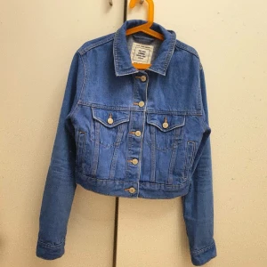 Jeansjacka i fin blå nyans!  - Jättefin jeansjacka, kort i midjan. 