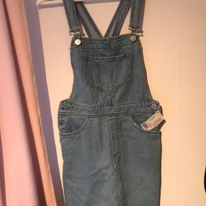 Hängselkjol - Oanvänd hängselkjol från HM. Nypris: 299kr