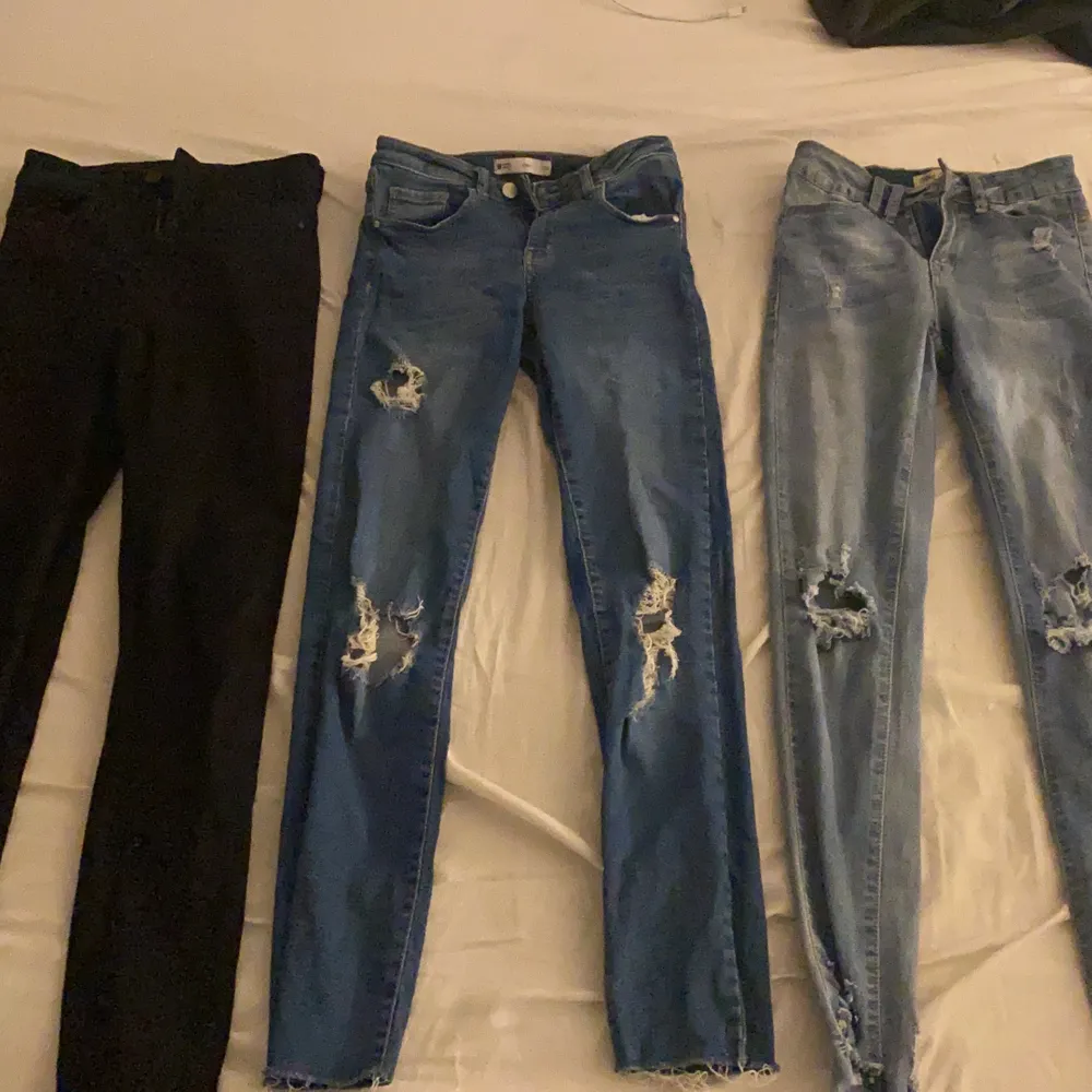 Säljer dessa byxor eftersom de inte kommer till användning, 60kr+frakt💗 hör av er om ni har frågor om storlek osv😊. Jeans & Byxor.