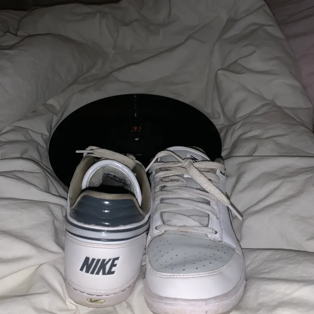 Äkta Nike skor vita med kalla gråa detaljer , as snygga jätte många komplimanger för dom!  men tyvärr  för små! . Skor.
