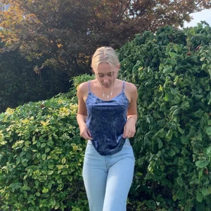 Sammets linnd - Blått linne i sammets. Jättegulligt och supersnygga med skjorta eller kavaj. Använd 1 gång. Buda💕💕