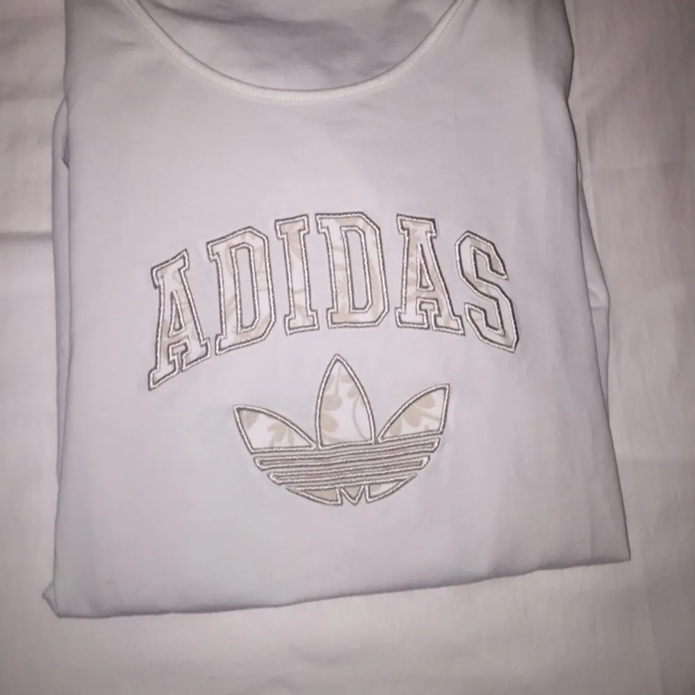 - New
- Bought in a real adidas store on my way to Rom 
- Original price: 300kr 
- Reason i sell it: Have 2 . T-shirts.