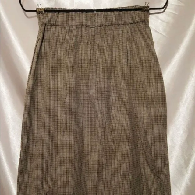 ~20% TIDIGARE 150KR/NU 120KR~ 🦋BROWN BEIGE CHECK SKIRT WITH SLIT DETAIL FROM UNIQLO.  ▪Size EU34 / US 2-4 /XS ▪Condition 10/10   🙋🏽‍♀️My measurements ▪Height 161cm / 5'3