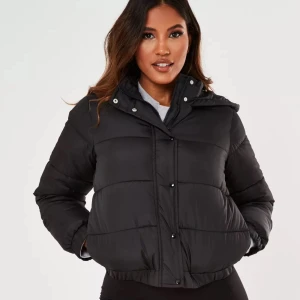 Missguided vinterjacka - Så fin svart croppad vinterjacka från missguided. Slutsåld! Storlek 38. Helt oanvänd med lappar kvar pga jag köpte två då jag var osäker på storleken och hann inte skicka tillbaka. 250kr plus frakt! 