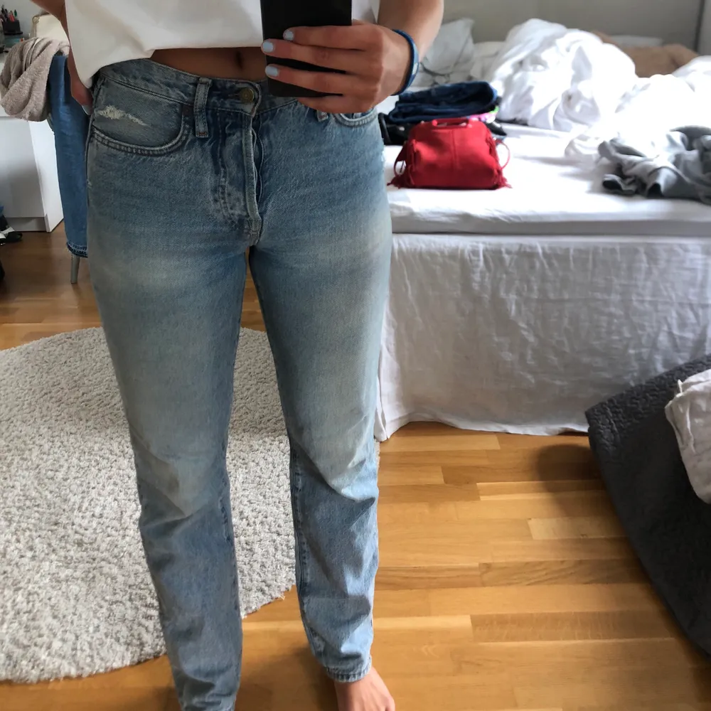 Jeans från Acne i modellen ”1997 Classic Fit”, storlek W25 L34. Köpta i vintras på Acne butiken i Stockholm. Nypris 2300kr och mycket fint skick 😇. Jeans & Byxor.