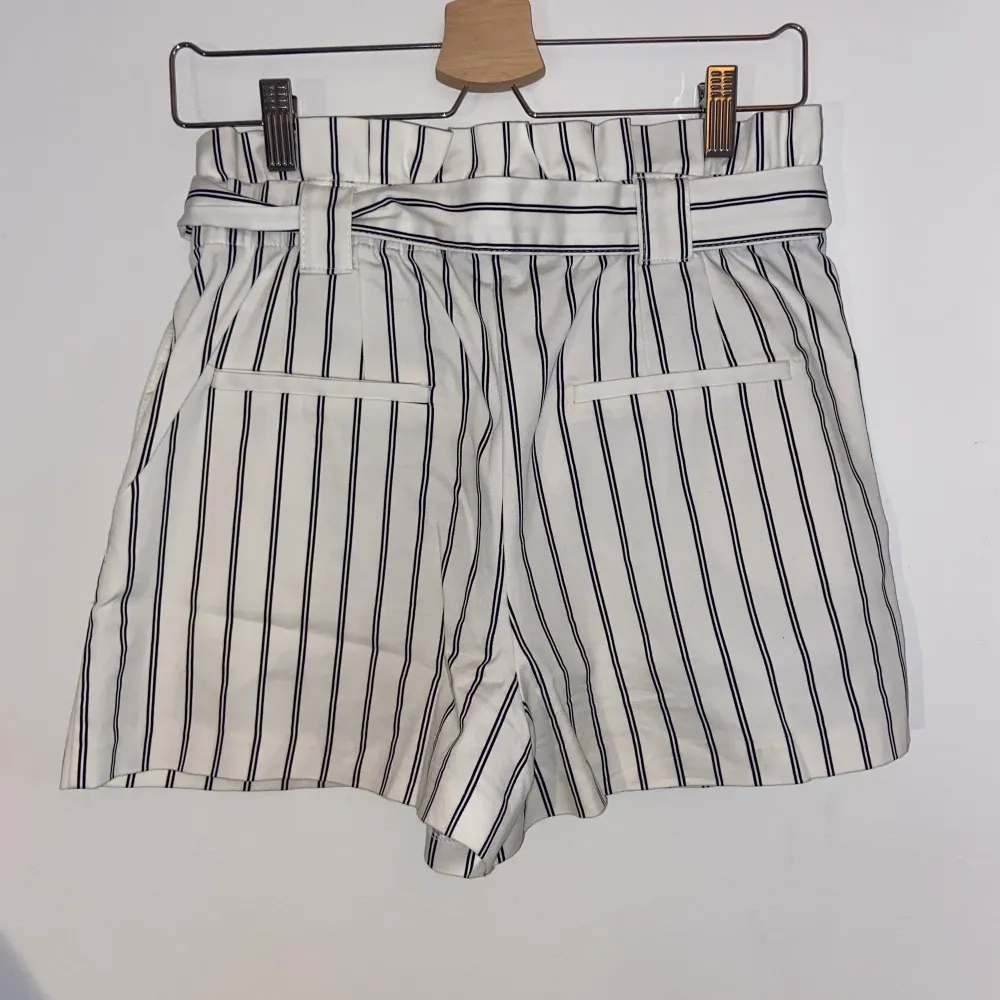 Randiga shorts från Zara med en gullig rosett framtill som går att ta bort. Frakt tillkommer 🦋🦋. Shorts.