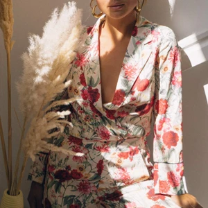 Ginatricot Blazer - Blommig blazer i storlek 34 (passar även 36/38) från Ginatricot