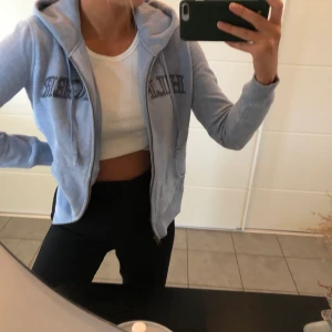 Zip hoodie - En zip hoodie i en fin ljusblå färg ifrån Tommy Hilfiger i storlek S, bra skick. Köparen står för frakt:)