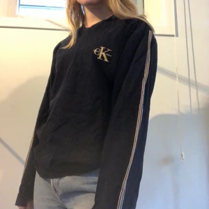 Snygg tröja från Calvin Klein  - Skit snygg långärmad från Calvin Klein. Perfekt oversized! Pris kan diskuteras 