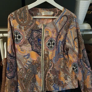 Fin tröja från Awesm  - Är liten i storleken, passar en M om man vill ha den lite oversize 