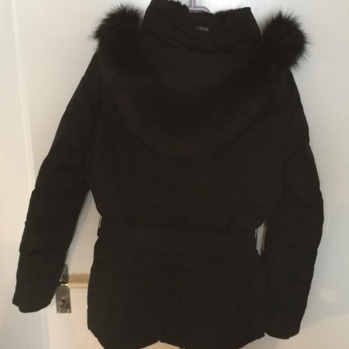 Snygg svart vinterjacka med päls. - 91