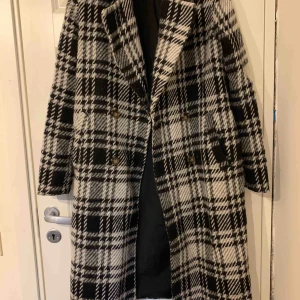  - Lång kappa från VeroModa. Varm med tanke på den långa längden. 