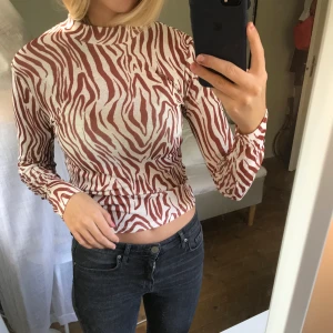 Tajt tröja med zebramönster  - Tajt cool tröja med zebra mönster