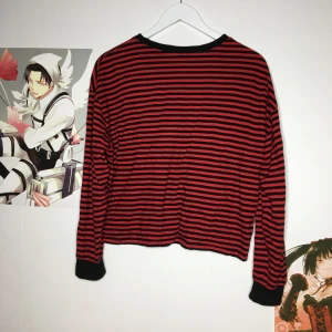 Randig röd/svart tröja strl: S - Gullig, men passar inte min stil tyvvär. — Skriv gärna om du vill ha mer bilder/bilder med plagget på - hade inte möjligheten att ta bild med alla plagg på :) TVÄTTAS EFTER BILD TAGEN kramiskrambjörn på dig